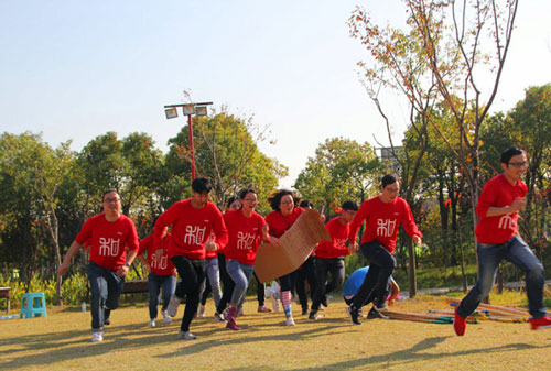 企業(yè)對拓展培訓(xùn)的認(rèn)識誤區(qū)和拓展訓(xùn)練的前期準(zhǔn)備以及增強(qiáng)團(tuán)隊精神